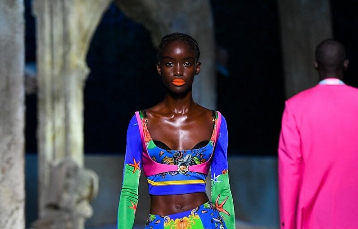 Žena v barevném modelu Versace SS2021
