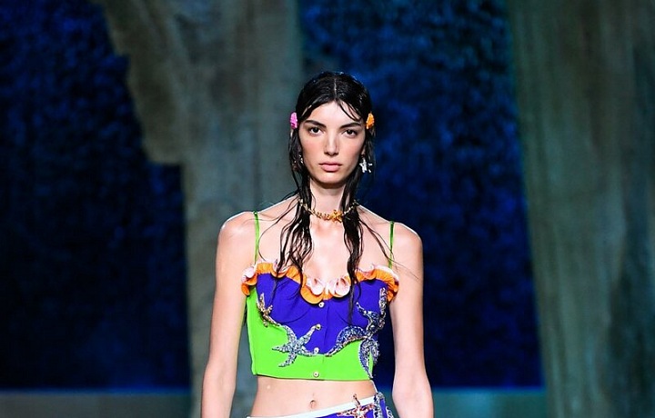 Žena v barevném modelu Versace SS2021