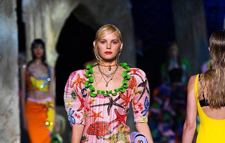 Žena v barevných mini šatech Versace SS2021