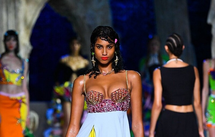 Žena v barevných mini šatech Versace SS2021