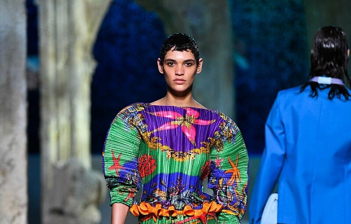 Žena v barevných šatech Versace SS2021