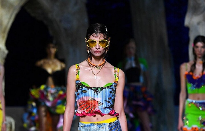 Žena v barevných šatech Versace SS2021