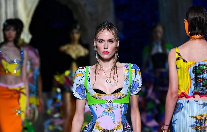 Žena v barevných šatech Versace SS2021