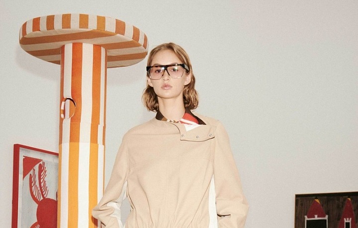 Žena v béžovém modelu Victoria Beckham