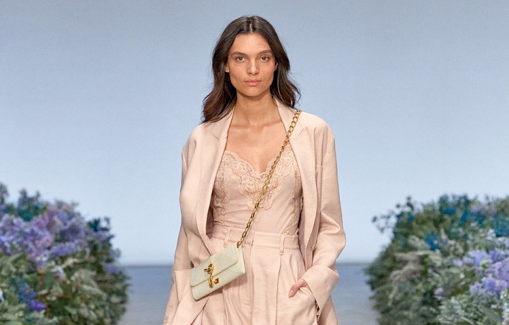 Žena v béžovém topu a béžových bermudách Zimmermann