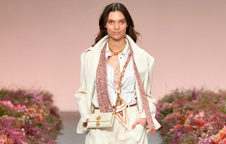 Žena v bílé halence a béžových kalhotách Zimmermann