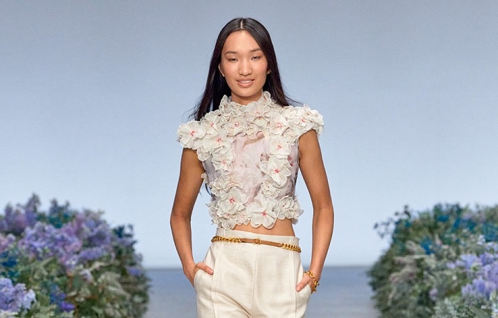 Žena v bílé halence a béžových kalhotách Zimmermann