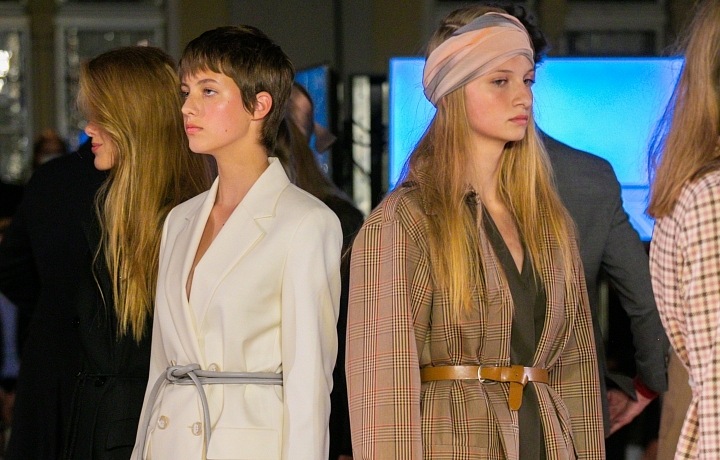 Žena v bílém kostýmku a žena v béžovém kabátu Pietro Filipi