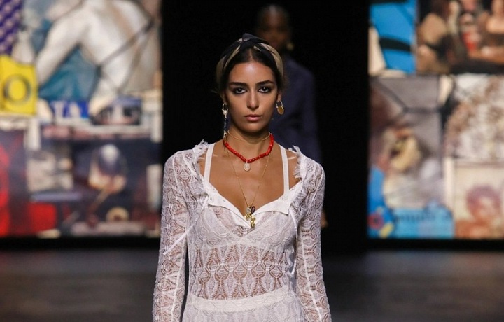 Žena v bílém modelu Dior SS2021
