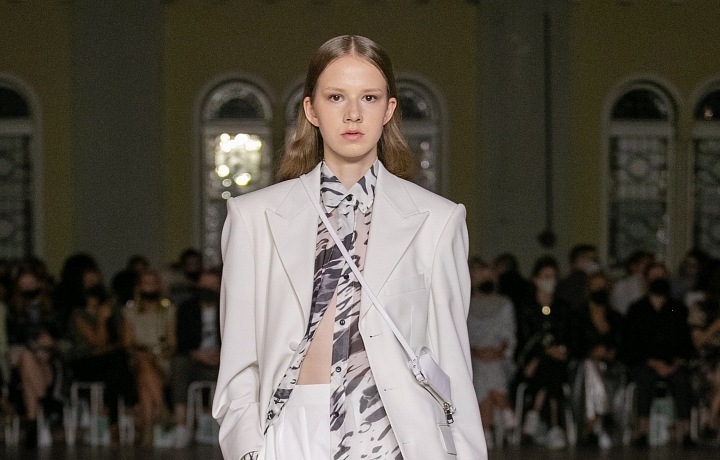 Žena v bílém obleku Michaela Kováčika