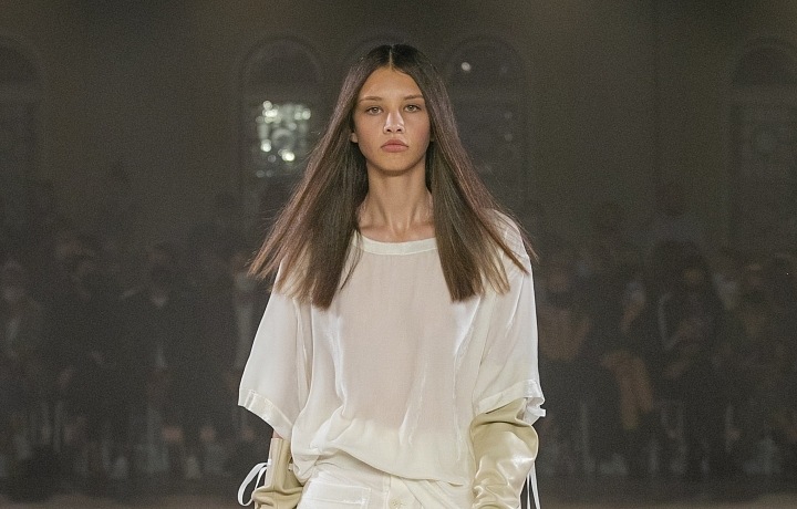 Žena v bílém outfitu od Zoltána Tótha 