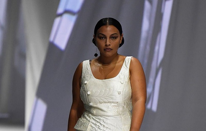 Žena v bílých šatech Fendi SS2021