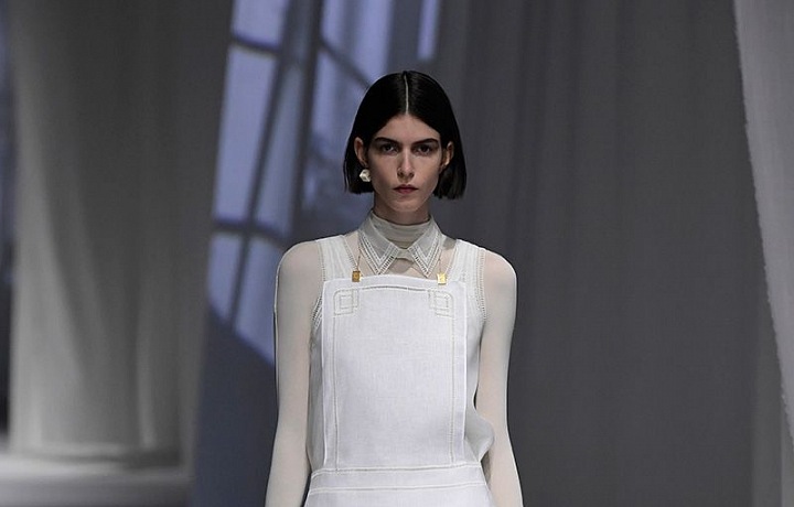 Žena v bílých šatech Fendi SS2021