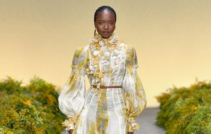 Žena v boho maxi šatech Zimmermann