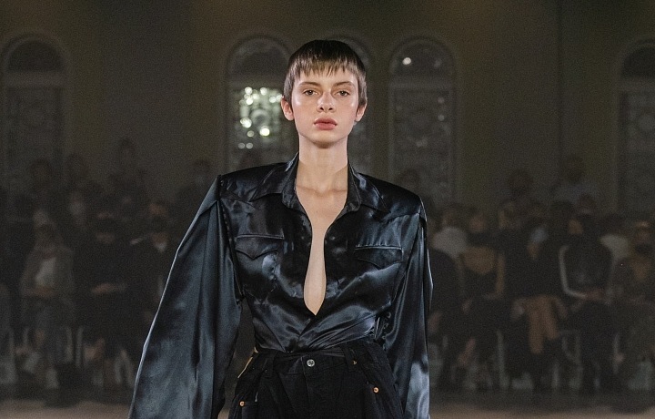 Žena v černé halence a kalhotech od Zoltána Tótha 