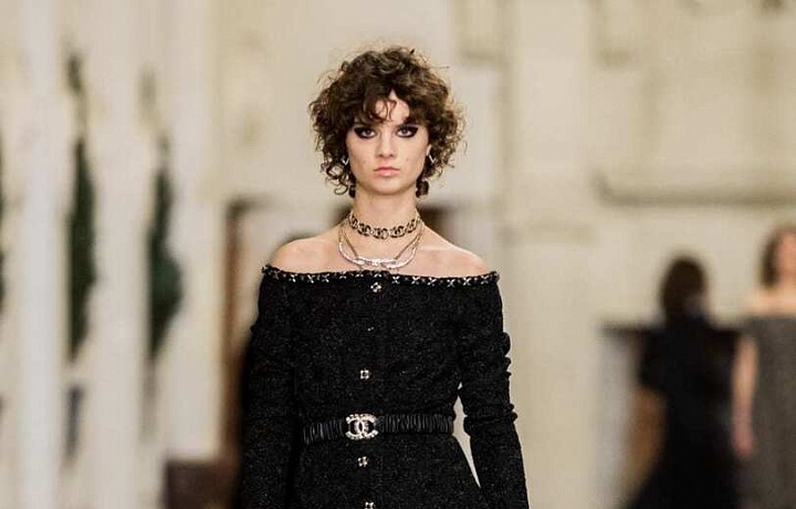 Žena v černém modelu Chanel Métiers d’art 2020/21
