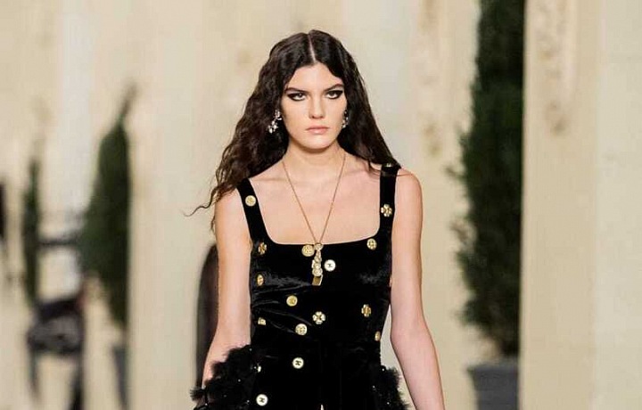 Žena v černém modelu Chanel Métiers d’art 2020/21