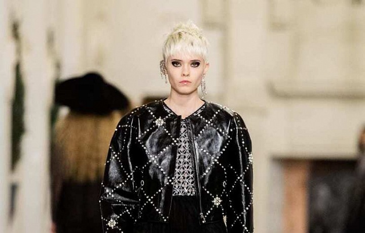 Žena v černém modelu Chanel Métiers d’art 2020/21