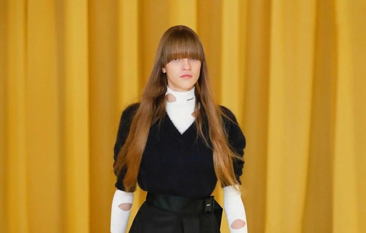 Žena v černém modelu Prada SS2021