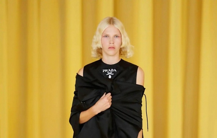 Žena v černém modelu Prada SS2021