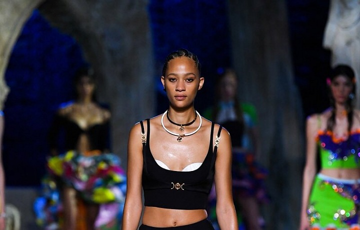 Žena v černém modelu Versace SS2021