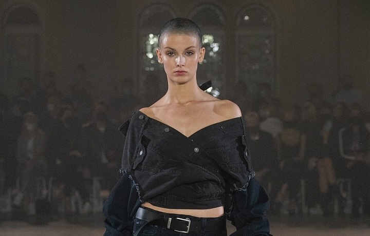 Žena v černém outfitu od Zoltána Tótha 