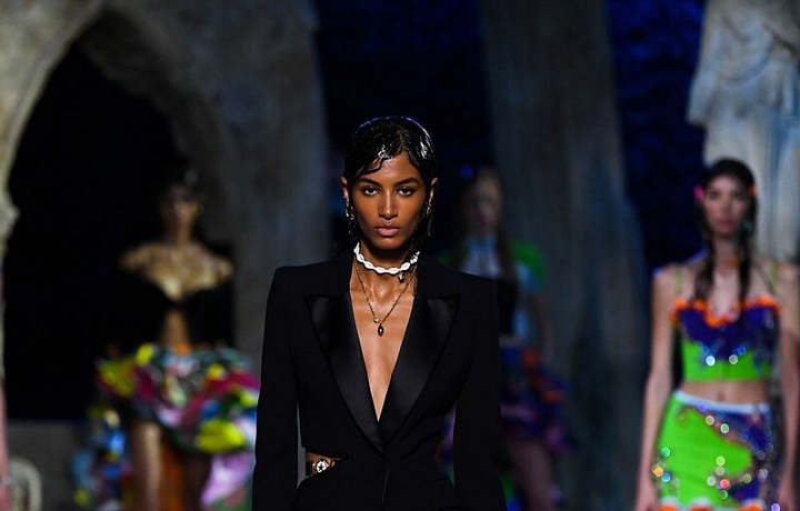 Žena v černém saku Versace SS2021