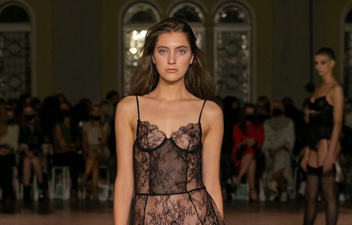 Žena v černém spodním prádle návrhářky Terezy Vu