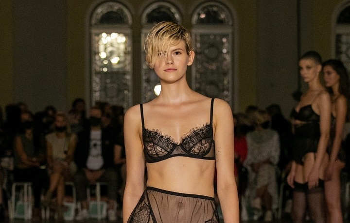 Žena v černém spodním prádle návrhářky Terezy Vu