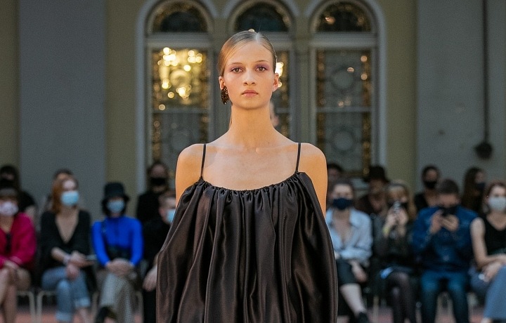 Žena v černém topu od Natalie Dufkové