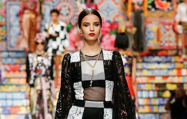 Žena v černo-bílém modelu Dolce Gabbana SS2021