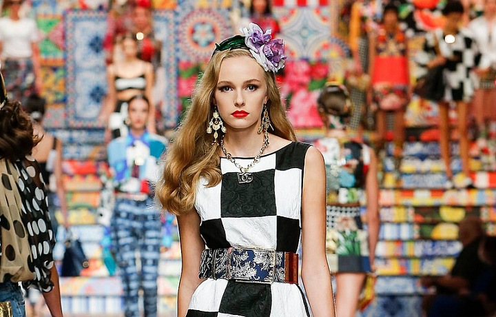 Žena v černo-bílém modelu Dolce Gabbana SS2021