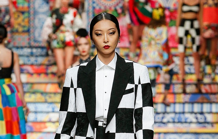 Žena v černo-bílém modelu Dolce Gabbana SS2021