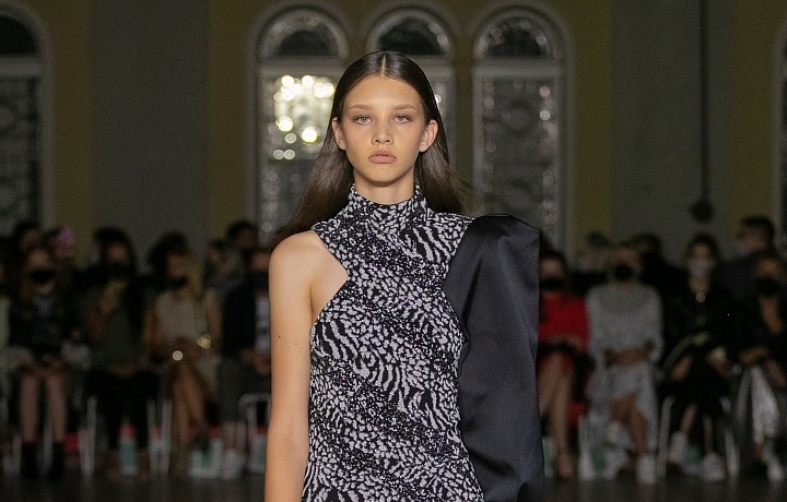 Žena v černobílém modelu Michaela Kováčika