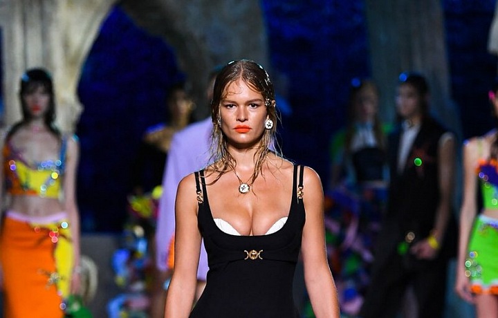 Žena v černých mini šatech Versace SS2021