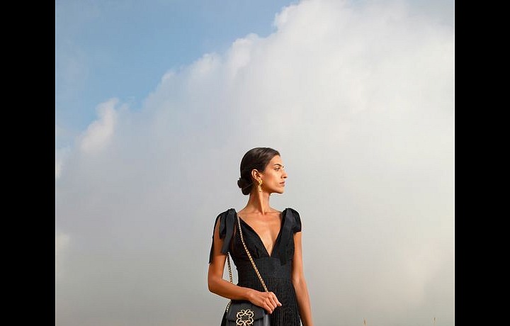 Žena v černých šatech Elie Saab SS2021