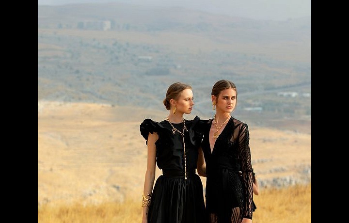 Žena v černých šatech Elie Saab SS2021