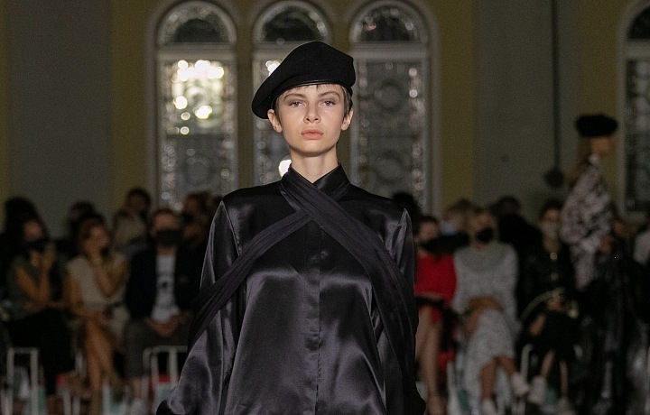 Žena v černých šatech Michaela Kováčika