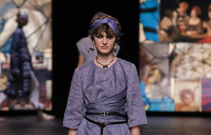 Žena v denimovém modelu Dior SS2021