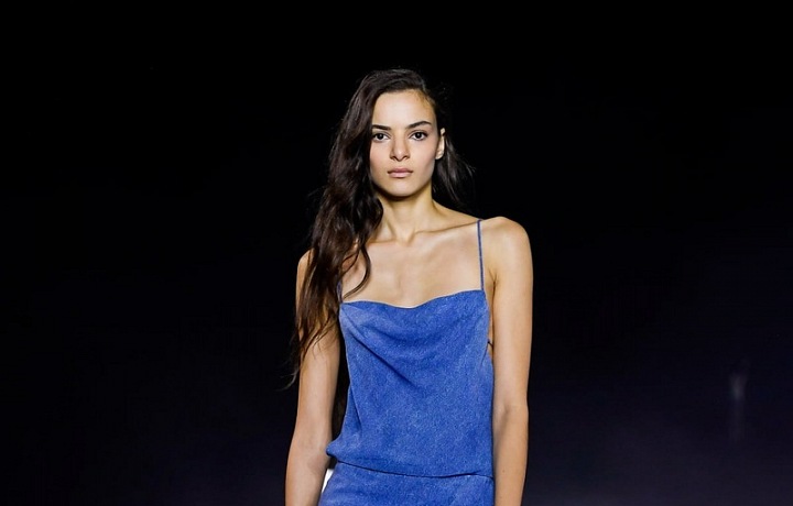 Žena v džínách a šatech Balmain SS2021