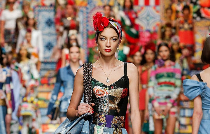 Žena v džínovém modelu Dolce Gabbana SS2021