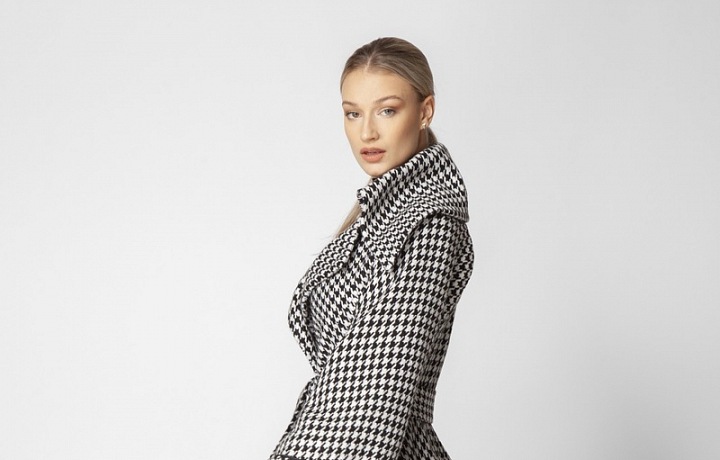 Žena v elegantním kabátě. 