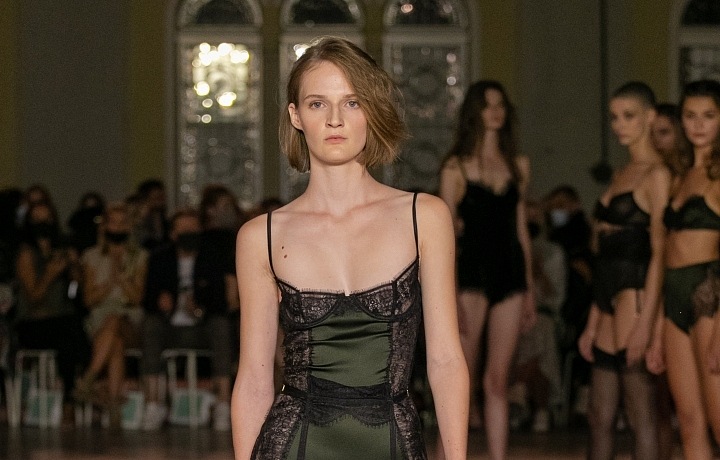 Žena v khaki spodním prádle návrhářky Terezy Vu