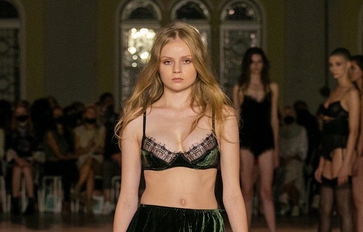 Žena v khaki spodním prádle návrhářky Terezy Vu