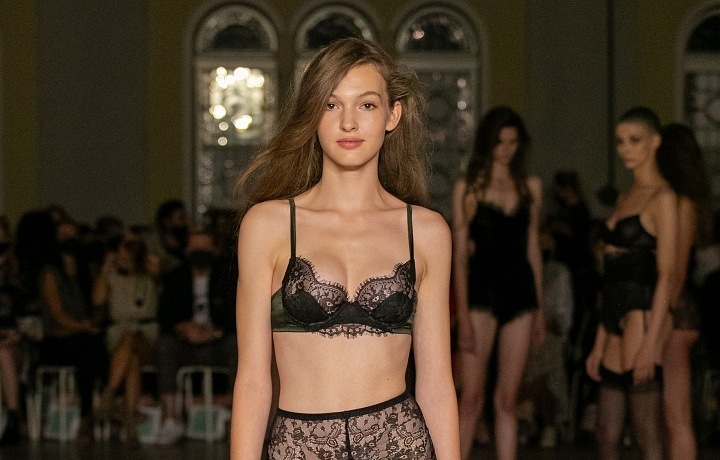 Žena v khaki spodním prádle návrhářky Terezy Vu