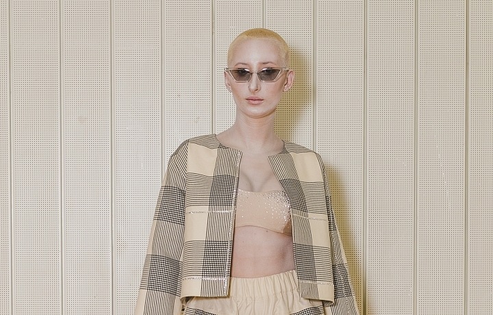 Žena v kostkovaném modelu od návrháře Lukáše Krnáče