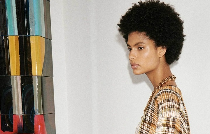 Žena v kostkovaném modelu Victoria Beckham