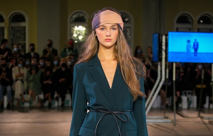 Žena v kostýmku Pietro Filipi