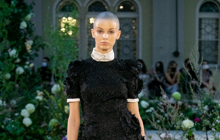 Žena v krátkých černých šatech od Jiřího Kalfaře