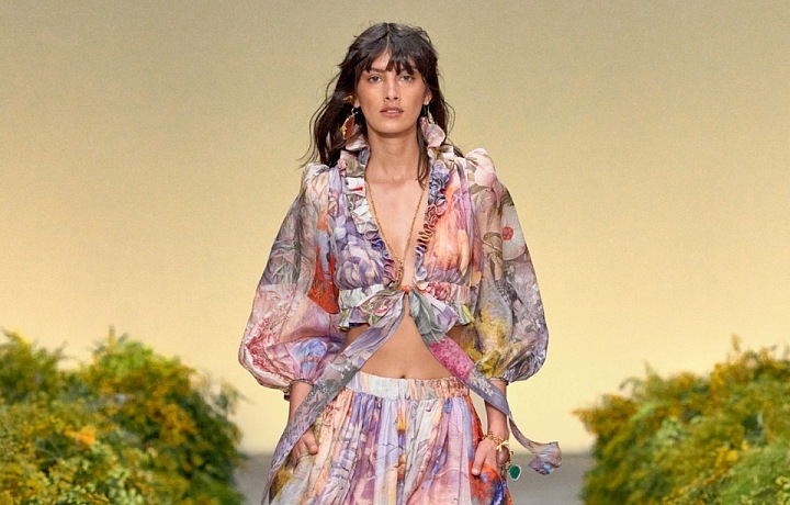 Žena v květinovém modelu Zimmermann